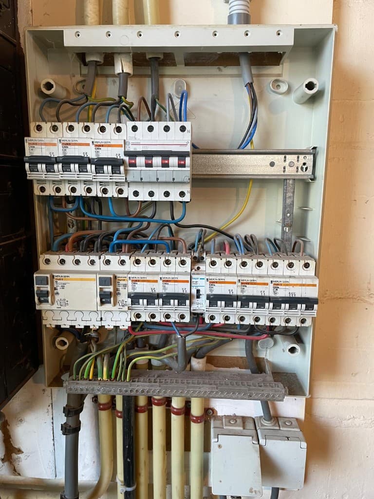 Diagnostic sur tableau électrique ouvert — dépannage Voltisia