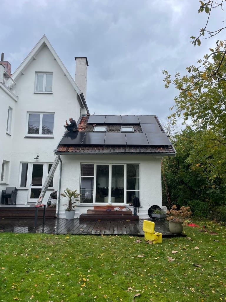 Pose de panneaux photovoltaïques sur toiture — Voltisia Brabant wallon
