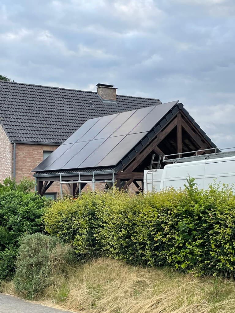 Panneaux photovoltaïques sur toiture — installation Voltisia