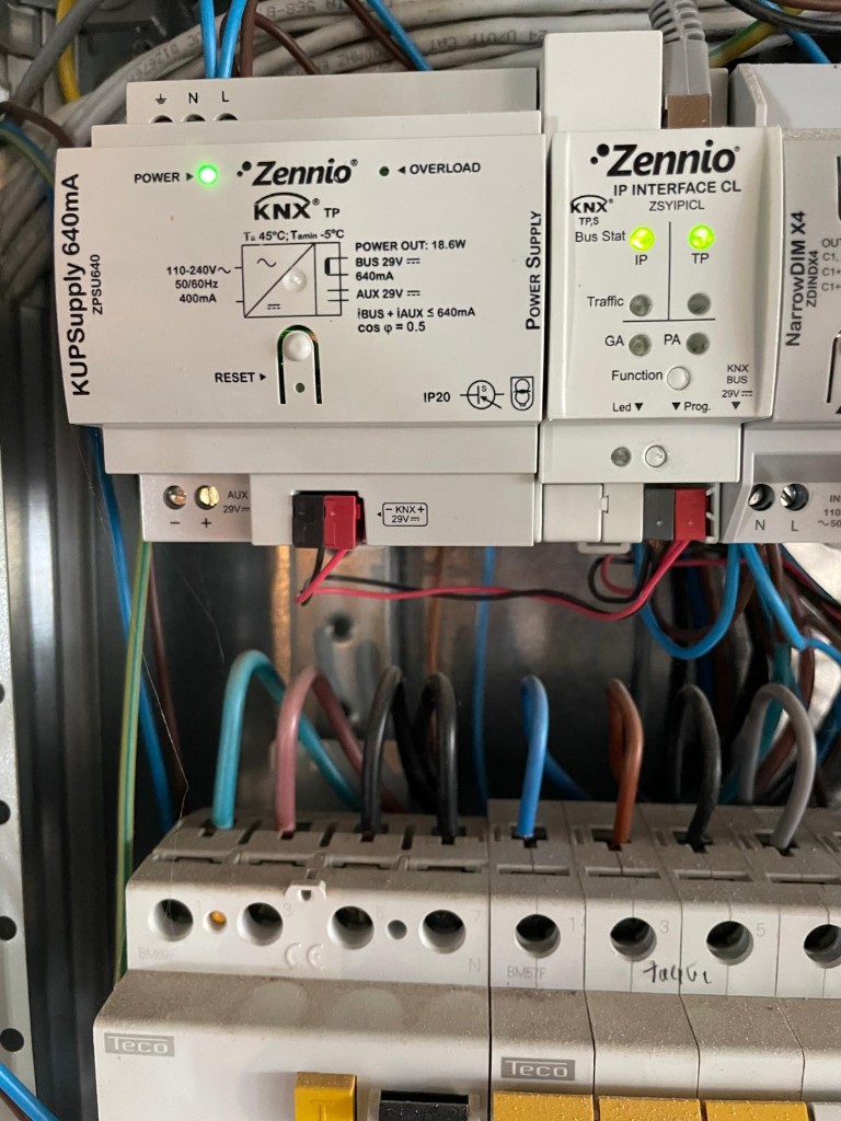 Modules KNX Zennio dans le tableau — alimentation bus et interface IP