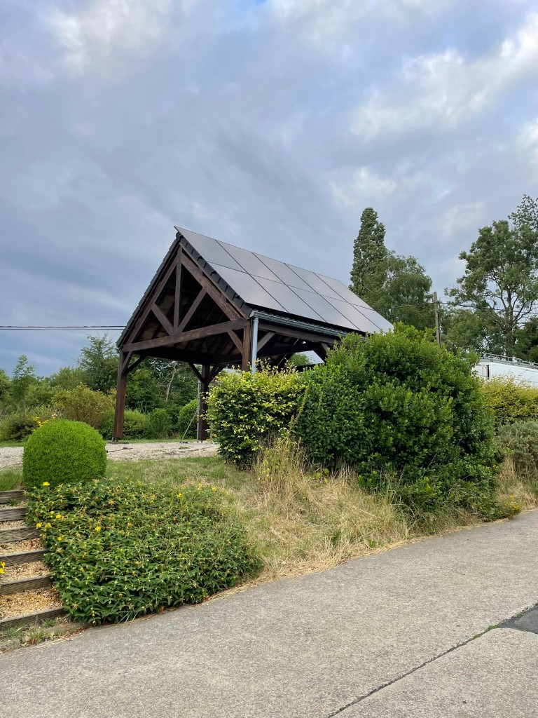 Carport photovoltaïque — panneaux solaires en toiture