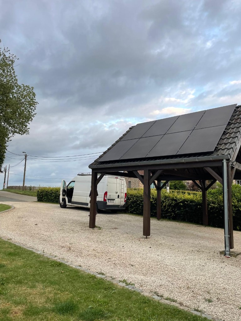 Installation photovoltaïque sur carport en chantier